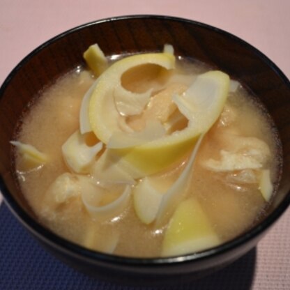 こんにちわ♪油揚げも入れて☆
破竹のお味噌汁、初めて作りました(^_^)
とうもろこしのような味が、たまらなく美味しかったです♪ハマる味ですね♥ごちそう様〜☆